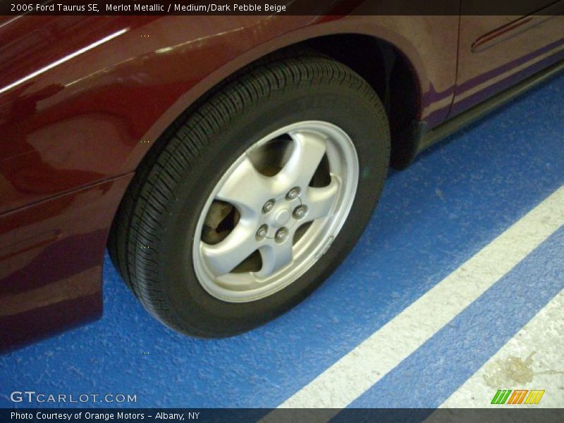Merlot Metallic / Medium/Dark Pebble Beige 2006 Ford Taurus SE