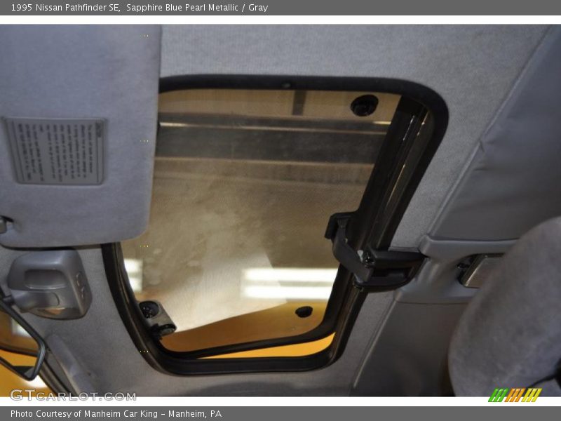Sapphire Blue Pearl Metallic / Gray 1995 Nissan Pathfinder SE