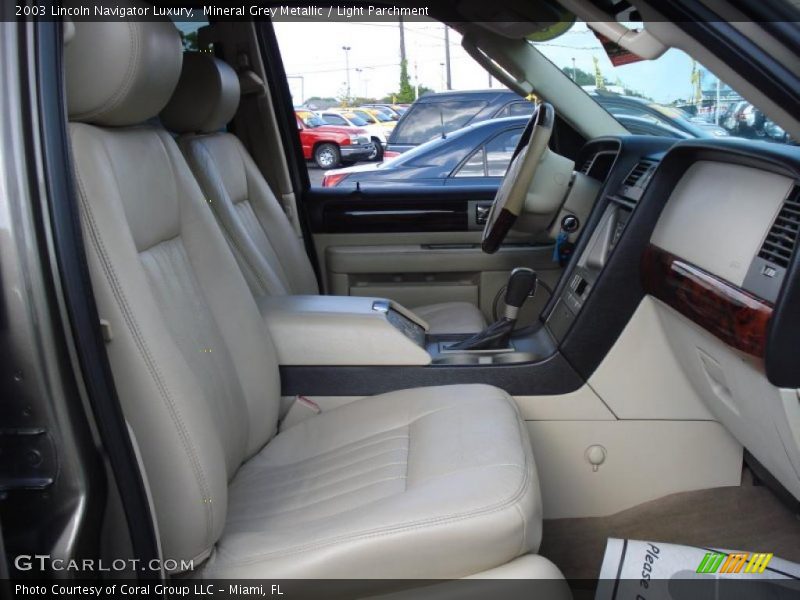 Mineral Grey Metallic / Light Parchment 2003 Lincoln Navigator Luxury