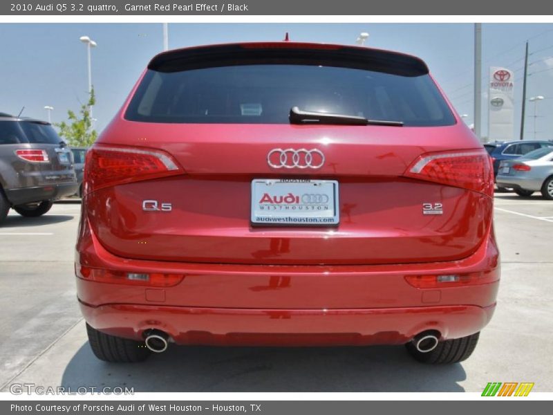 Garnet Red Pearl Effect / Black 2010 Audi Q5 3.2 quattro