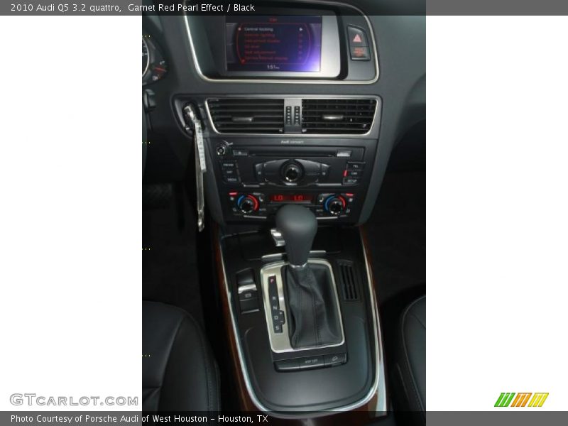Garnet Red Pearl Effect / Black 2010 Audi Q5 3.2 quattro