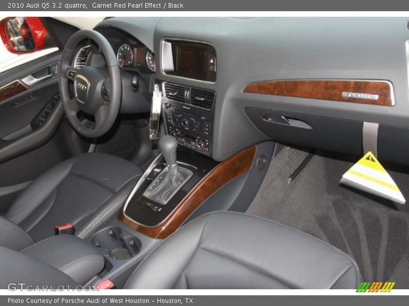 Garnet Red Pearl Effect / Black 2010 Audi Q5 3.2 quattro