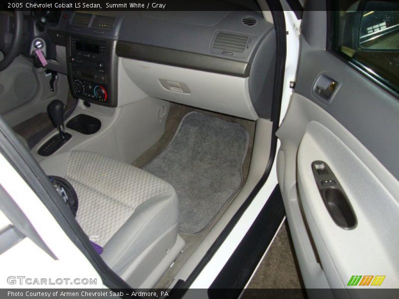 Summit White / Gray 2005 Chevrolet Cobalt LS Sedan