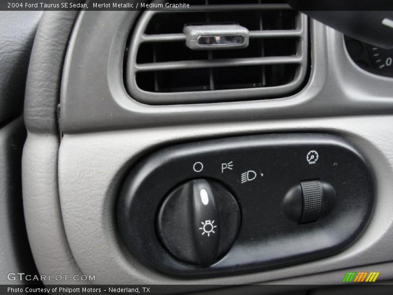 Merlot Metallic / Medium Graphite 2004 Ford Taurus SE Sedan