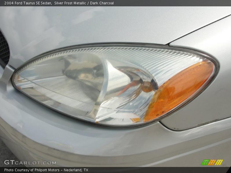 Silver Frost Metallic / Dark Charcoal 2004 Ford Taurus SE Sedan