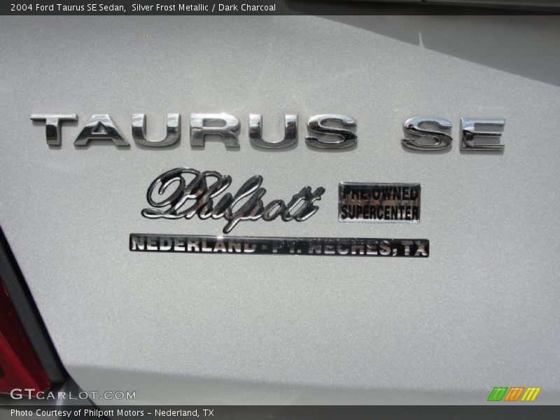 Silver Frost Metallic / Dark Charcoal 2004 Ford Taurus SE Sedan