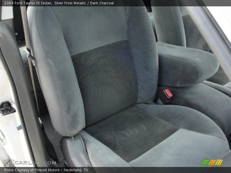 Silver Frost Metallic / Dark Charcoal 2004 Ford Taurus SE Sedan