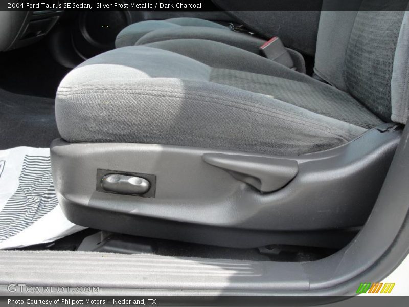 Silver Frost Metallic / Dark Charcoal 2004 Ford Taurus SE Sedan