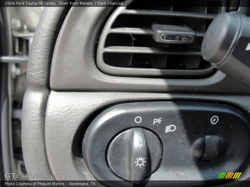Silver Frost Metallic / Dark Charcoal 2004 Ford Taurus SE Sedan