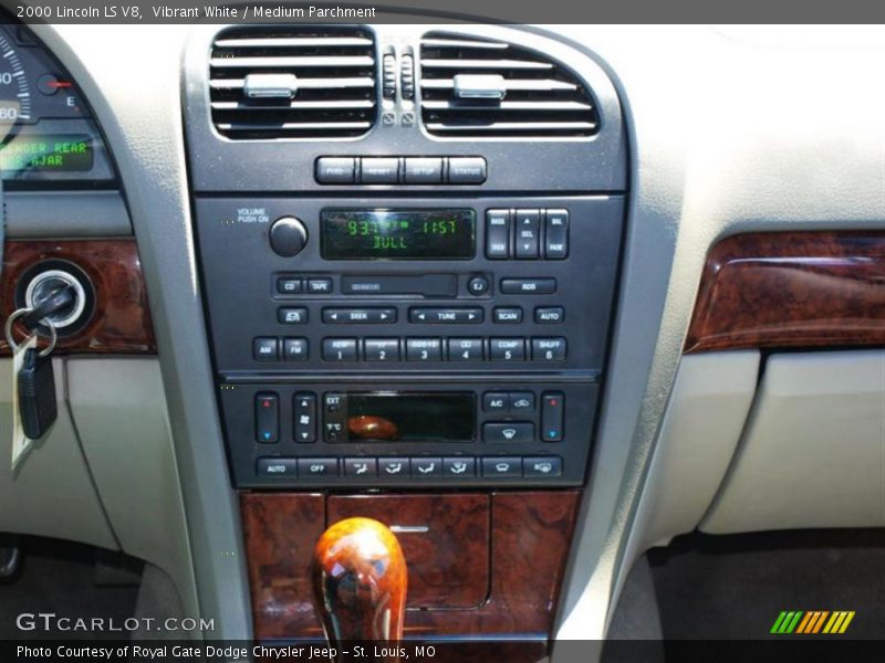 Vibrant White / Medium Parchment 2000 Lincoln LS V8