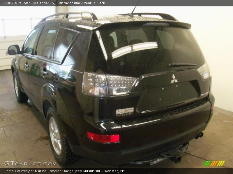 Labrador Black Pearl / Black 2007 Mitsubishi Outlander LS