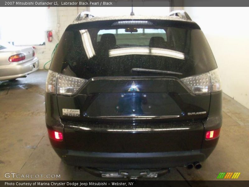 Labrador Black Pearl / Black 2007 Mitsubishi Outlander LS