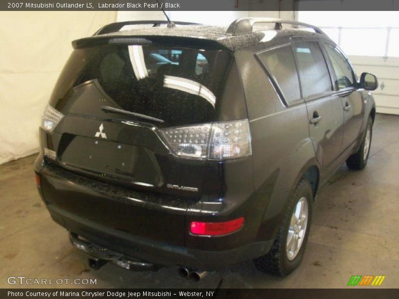 Labrador Black Pearl / Black 2007 Mitsubishi Outlander LS