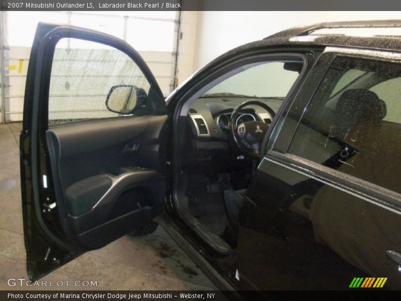 Labrador Black Pearl / Black 2007 Mitsubishi Outlander LS