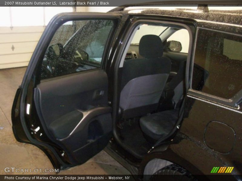 Labrador Black Pearl / Black 2007 Mitsubishi Outlander LS