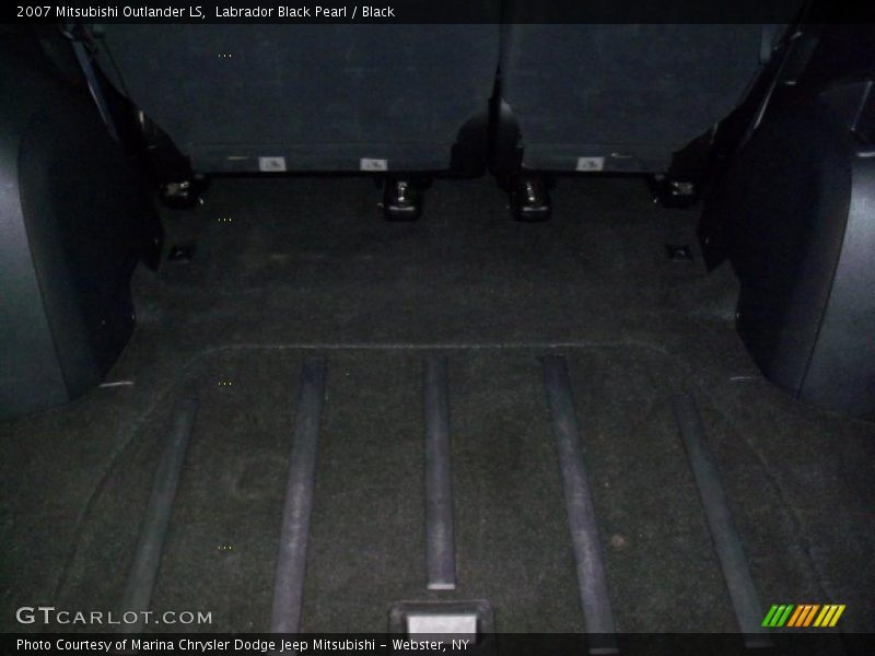 Labrador Black Pearl / Black 2007 Mitsubishi Outlander LS