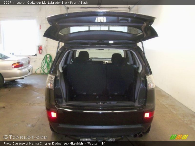 Labrador Black Pearl / Black 2007 Mitsubishi Outlander LS