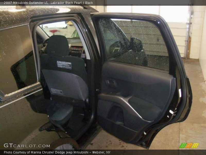 Labrador Black Pearl / Black 2007 Mitsubishi Outlander LS