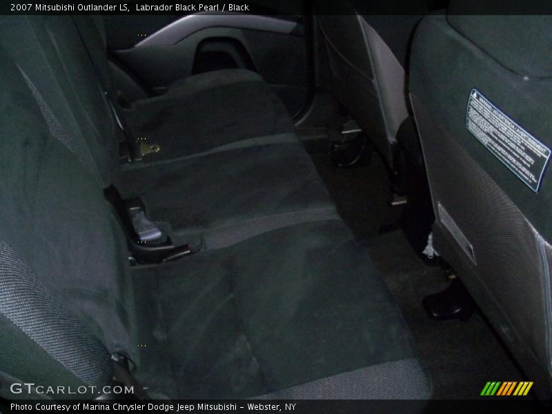 Labrador Black Pearl / Black 2007 Mitsubishi Outlander LS