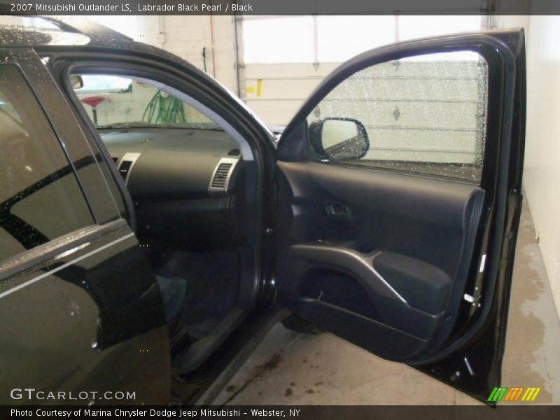 Labrador Black Pearl / Black 2007 Mitsubishi Outlander LS
