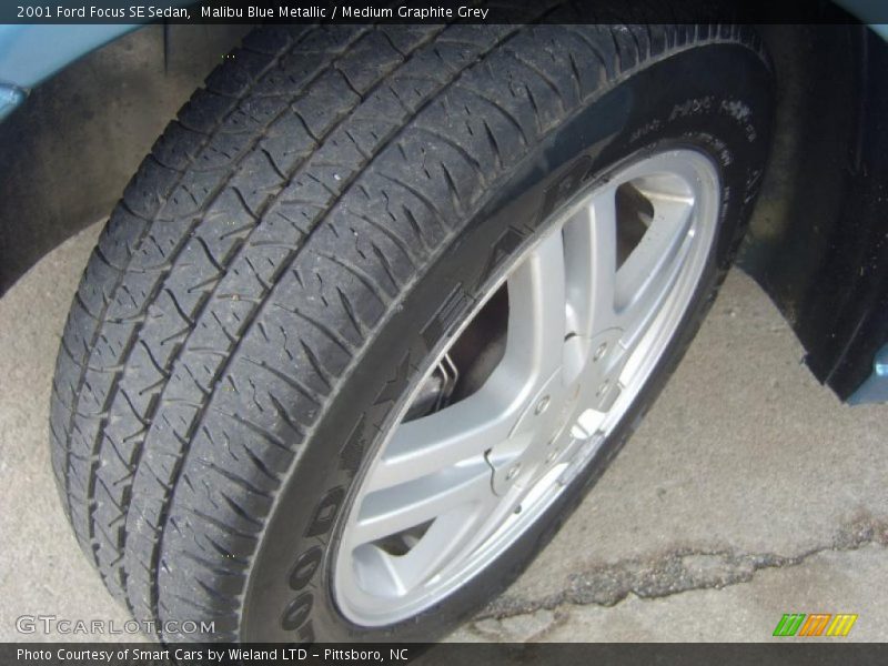 Malibu Blue Metallic / Medium Graphite Grey 2001 Ford Focus SE Sedan
