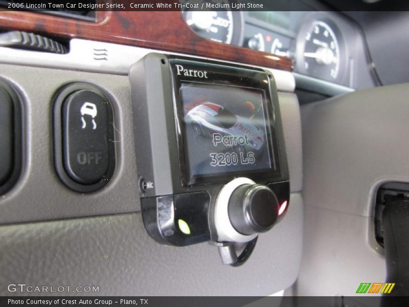 Ceramic White Tri-Coat / Medium Light Stone 2006 Lincoln Town Car Designer Series