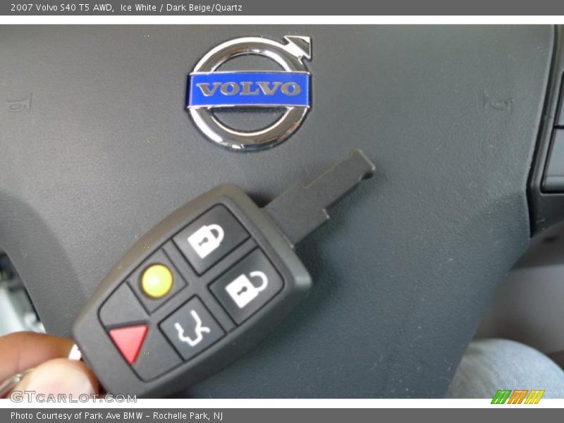 Ice White / Dark Beige/Quartz 2007 Volvo S40 T5 AWD