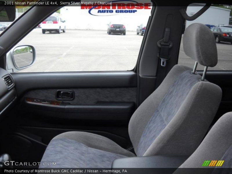 Sierra Silver Metallic / Charcoal 2001 Nissan Pathfinder LE 4x4