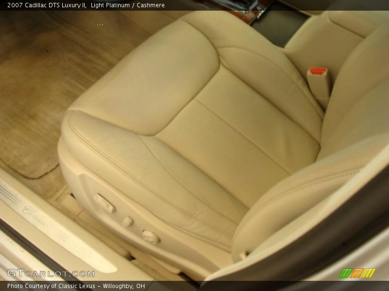Light Platinum / Cashmere 2007 Cadillac DTS Luxury II