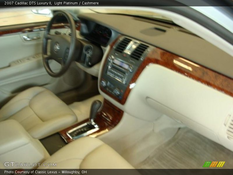 Light Platinum / Cashmere 2007 Cadillac DTS Luxury II