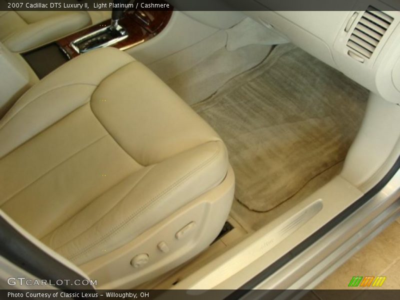 Light Platinum / Cashmere 2007 Cadillac DTS Luxury II