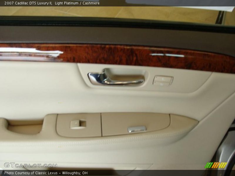 Light Platinum / Cashmere 2007 Cadillac DTS Luxury II