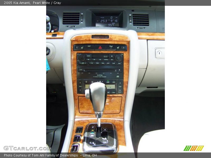 Pearl White / Gray 2005 Kia Amanti