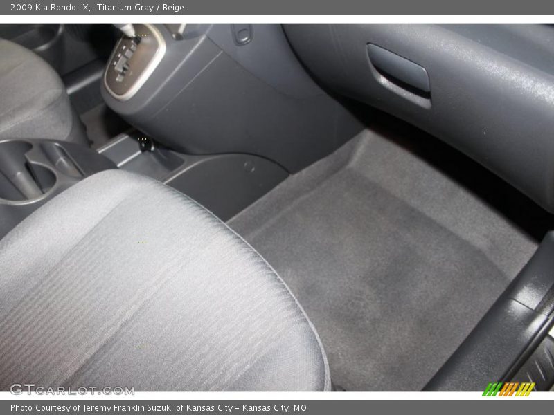 Titanium Gray / Beige 2009 Kia Rondo LX