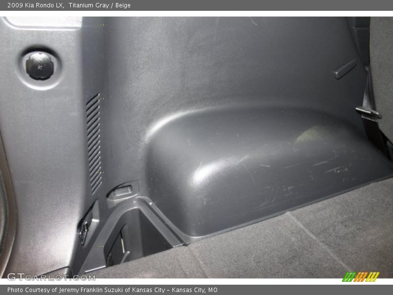 Titanium Gray / Beige 2009 Kia Rondo LX