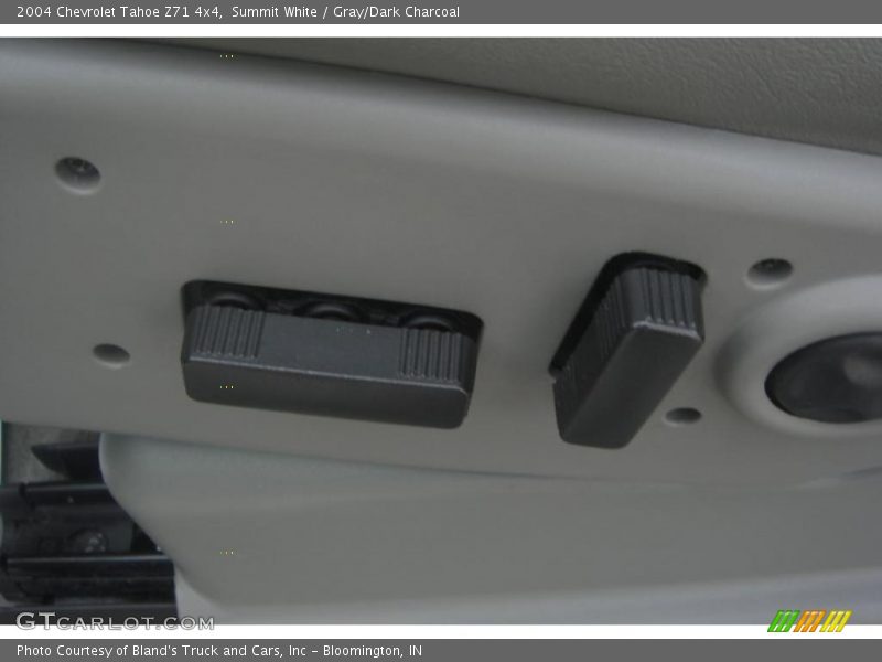 Summit White / Gray/Dark Charcoal 2004 Chevrolet Tahoe Z71 4x4