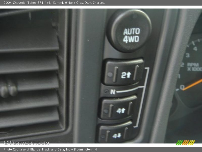 Summit White / Gray/Dark Charcoal 2004 Chevrolet Tahoe Z71 4x4