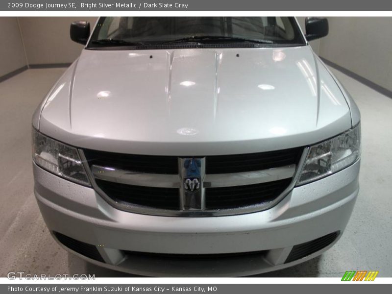 Bright Silver Metallic / Dark Slate Gray 2009 Dodge Journey SE