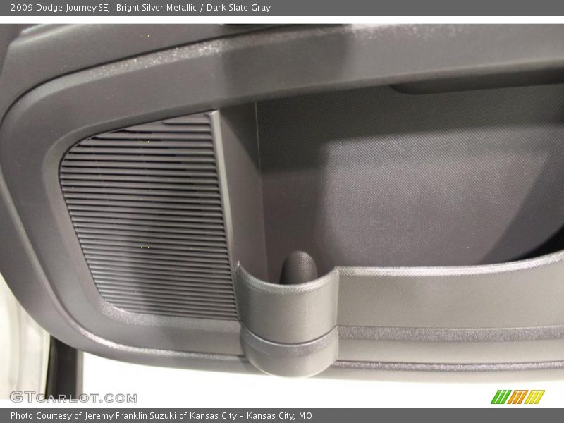 Bright Silver Metallic / Dark Slate Gray 2009 Dodge Journey SE