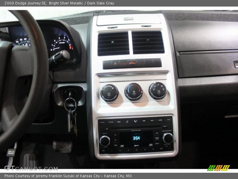 Bright Silver Metallic / Dark Slate Gray 2009 Dodge Journey SE