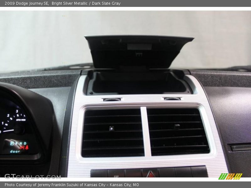 Bright Silver Metallic / Dark Slate Gray 2009 Dodge Journey SE