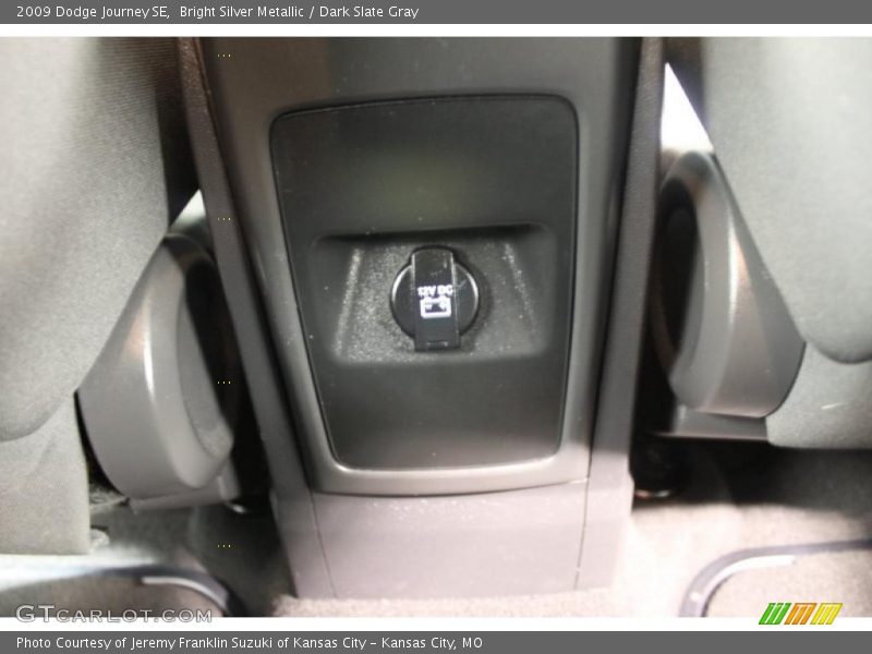 Bright Silver Metallic / Dark Slate Gray 2009 Dodge Journey SE