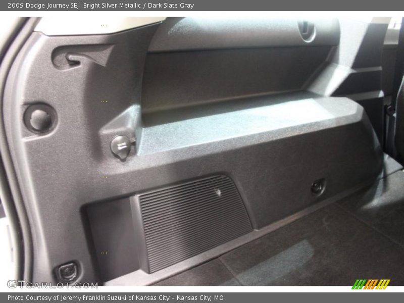 Bright Silver Metallic / Dark Slate Gray 2009 Dodge Journey SE