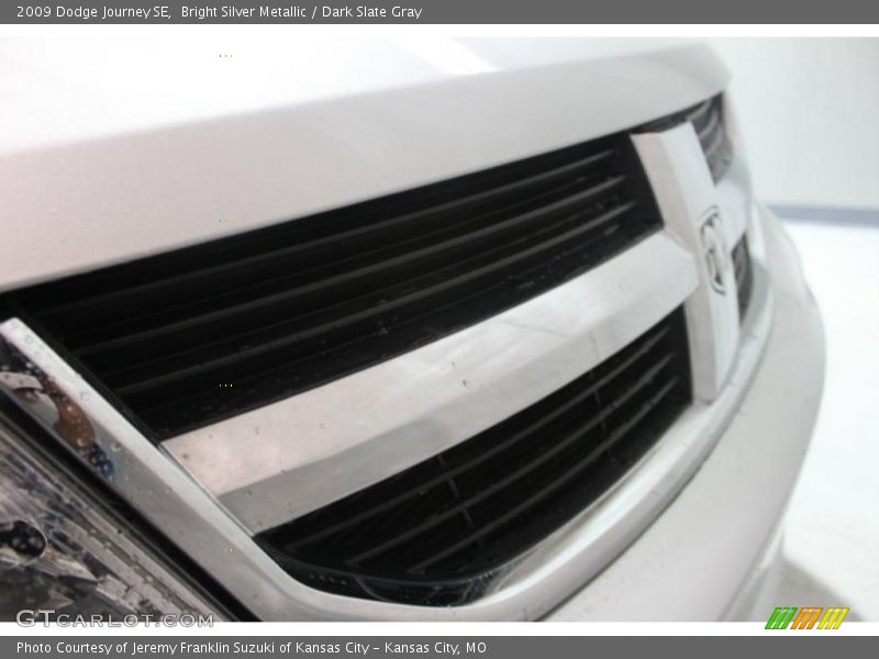 Bright Silver Metallic / Dark Slate Gray 2009 Dodge Journey SE
