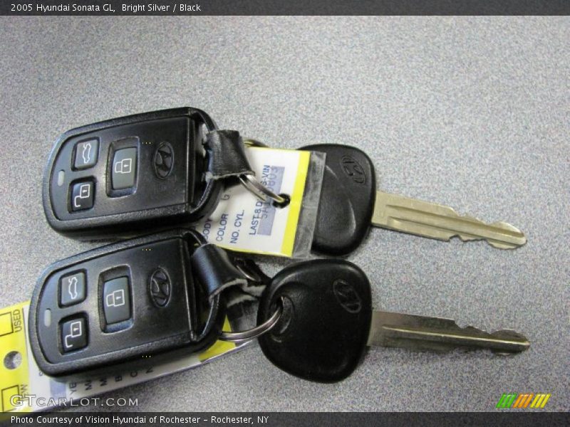 Bright Silver / Black 2005 Hyundai Sonata GL