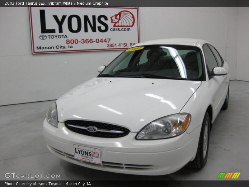 Vibrant White / Medium Graphite 2002 Ford Taurus SES