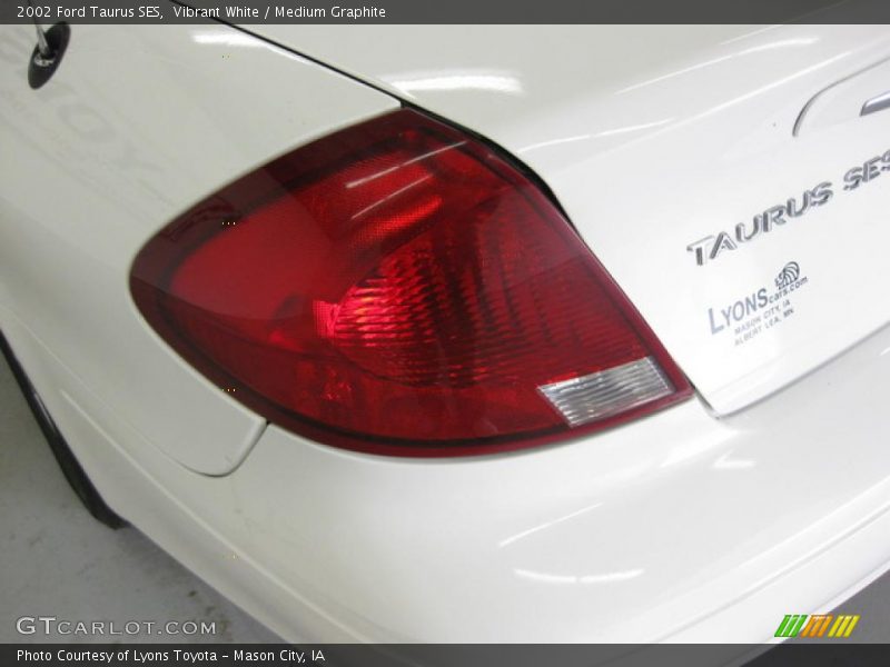 Vibrant White / Medium Graphite 2002 Ford Taurus SES