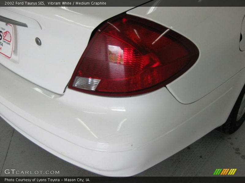 Vibrant White / Medium Graphite 2002 Ford Taurus SES