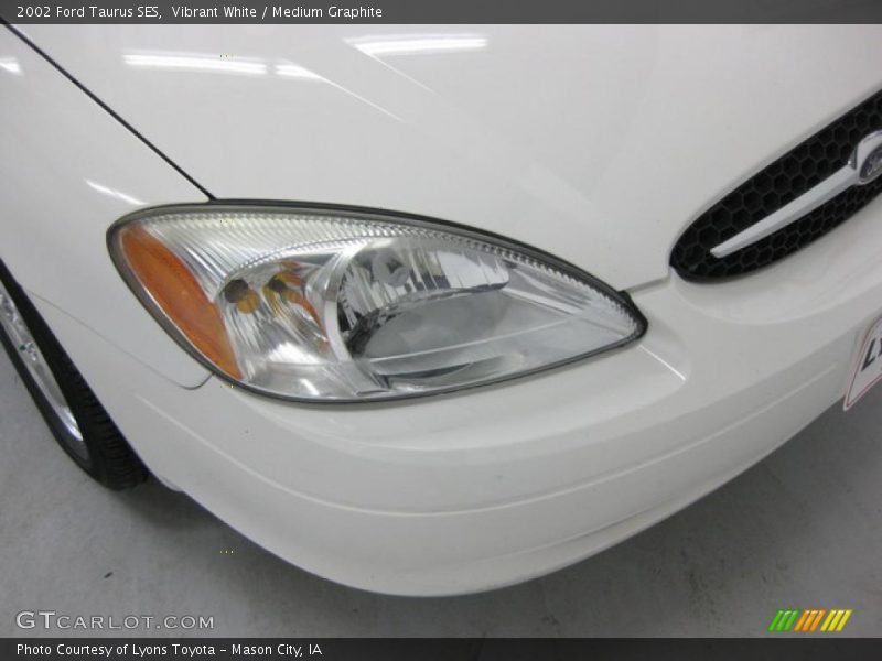 Vibrant White / Medium Graphite 2002 Ford Taurus SES