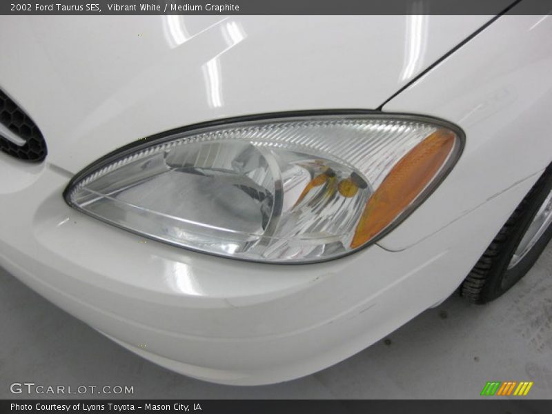 Vibrant White / Medium Graphite 2002 Ford Taurus SES